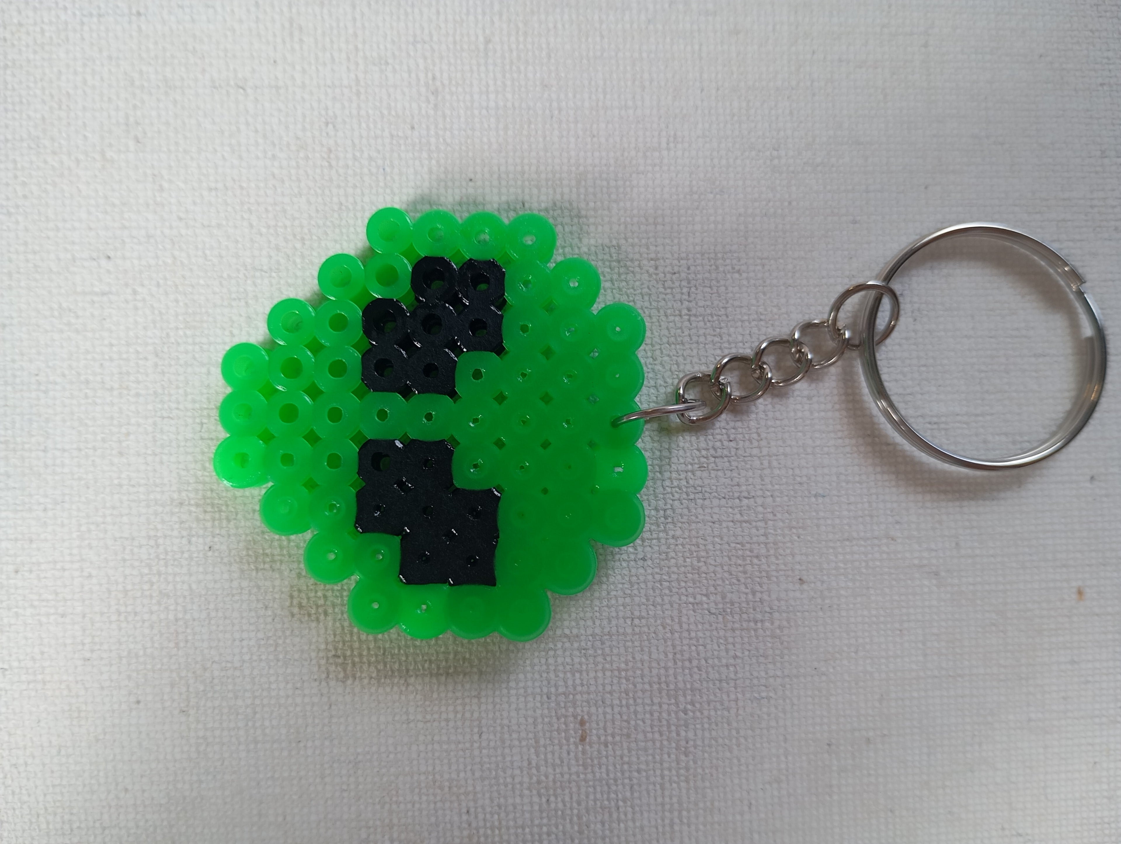 Llavero de alien y planeta