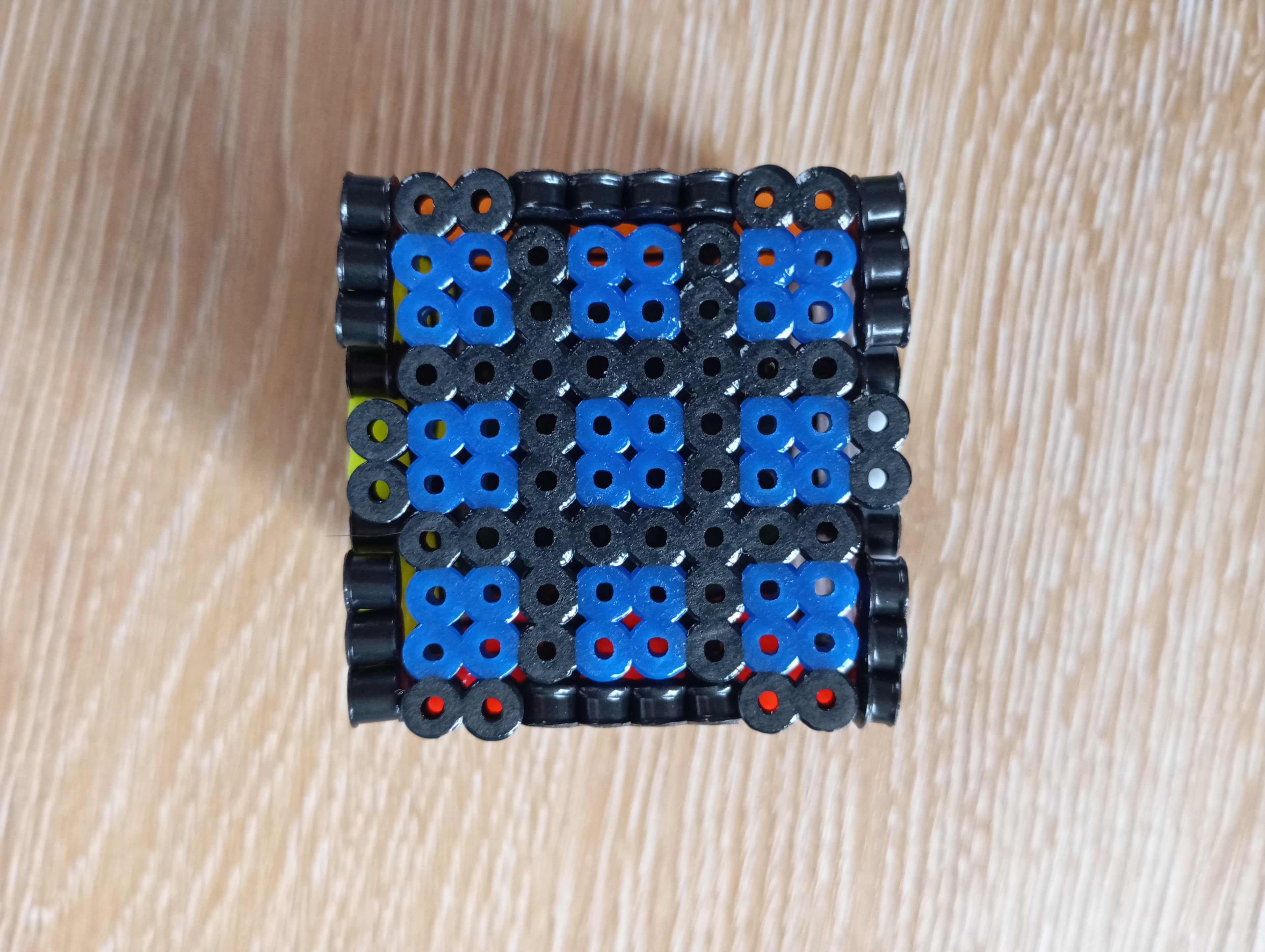 Figurita en 3D de cubo de Rubik