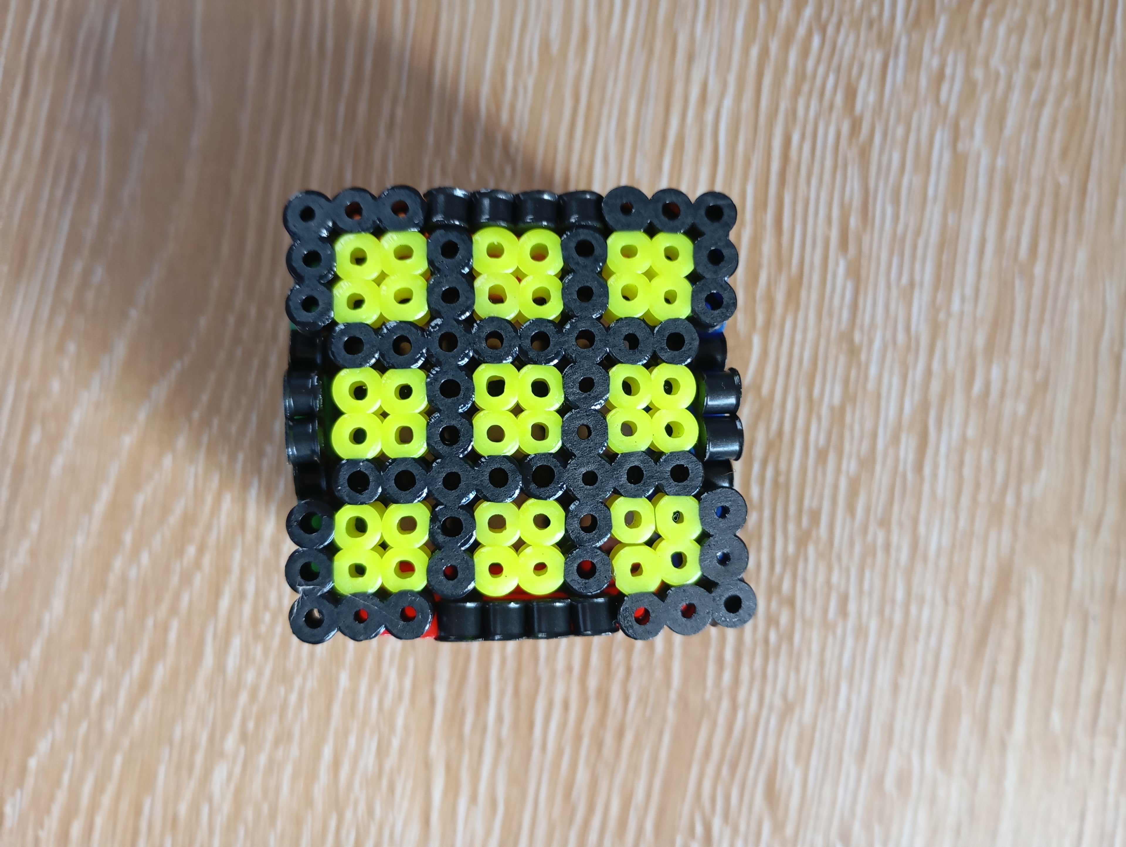 Figurita en 3D de cubo de Rubik